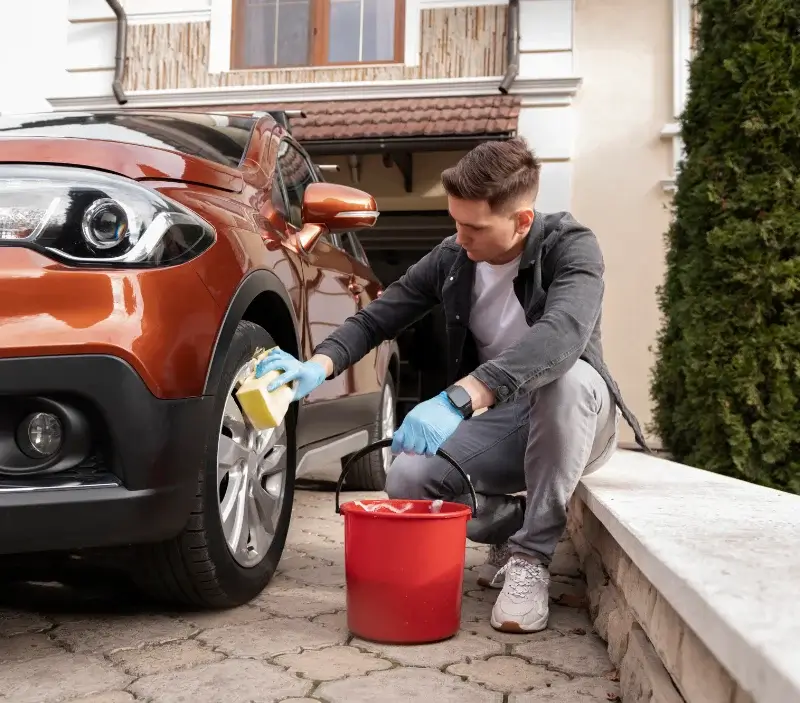 Lavage auto à domicile La Bazoge : professionnel intervenant sur un véhicule
